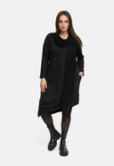 'Lunet' klänning – modern, elegant & med karaktärsstark design